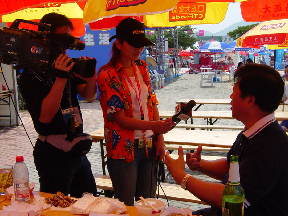 赵董事长接受青岛电视台记者采访